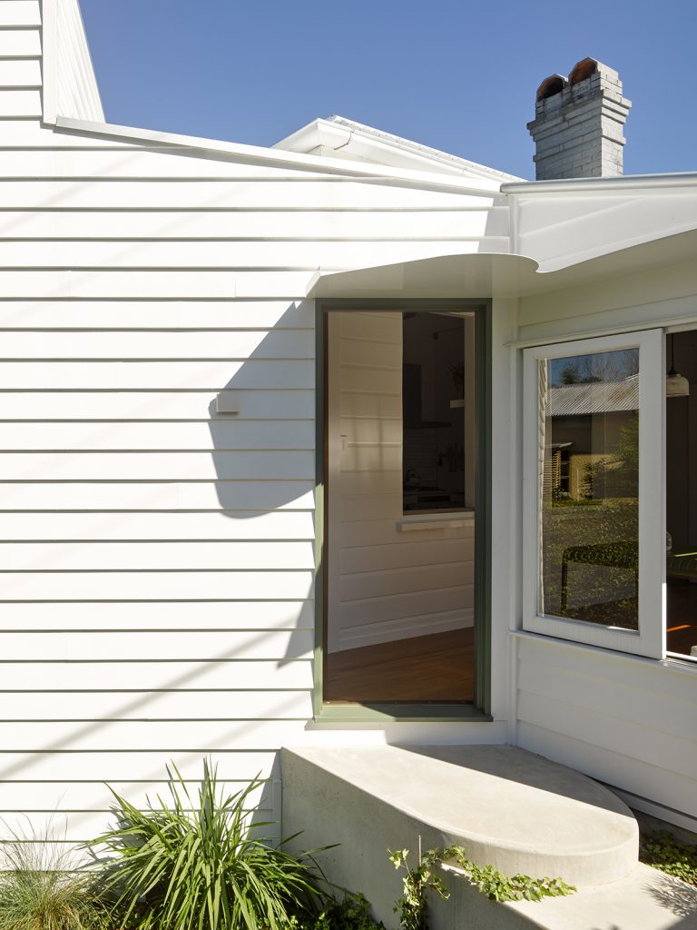 Modern Retreat Behind Brisbane Iconic Worker's Cottage